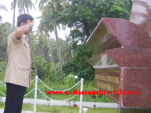   The Lt Governor, Lt Gen (Retd) A K Singh, PVSM, AVSM, SM, VSM, paying  floral tributes at the Tsunami Memorial at Big Lapathy during his  day-long tour of Car Nicobar on 17.07.2013.  